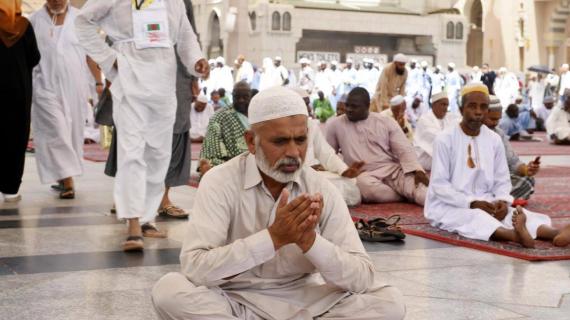 توافد حجاج بيت الله الحرام إلى المسجد النبوي بالمدينة المنورة.