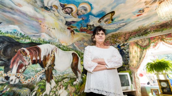 امرأة مختلة عقليا تحول منزلها إلى لوحات خيالية مستوحات من الحضارة الإيطالية