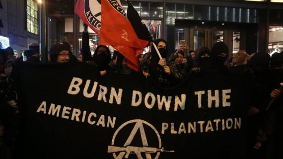 آلاف الأمريكيين يحتجون على فوز ترامب ويحملون شعار "ليس رئيسي"