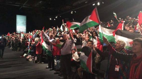 رفع أعلام فلسطين خلال مؤتمر حزب العمال البريطاني