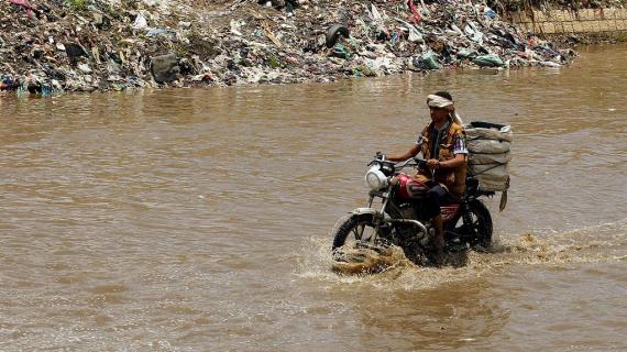 مياه الأمطار تغمر شوارع العاصمة اليمنية صنعاء