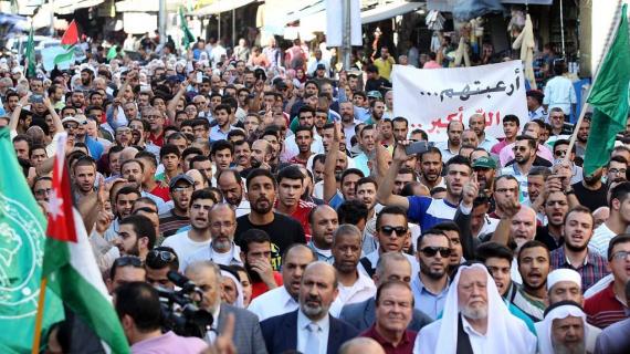 الآلاف يخرجون في العاصمة الأردنية عمان رفضا لإغلاق المسجد الأقصى