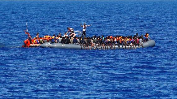 انقاذ مهاجرين أفارقة في البحر الأبيض المتوسط قبالة السواحل الليبية