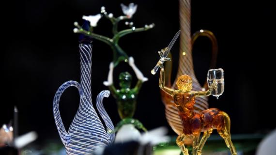 فنان تركي يبدع في تشكيل الزجاج ويُبهر السائحين