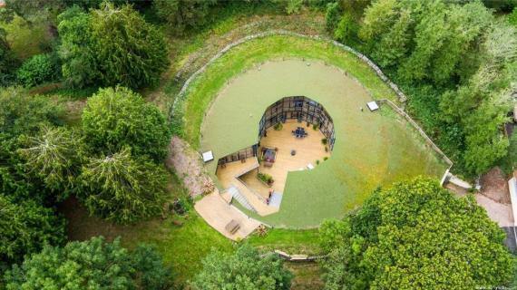 زوجان بريطانيان يحولان خزان مياه ساب لمنزل ريفي