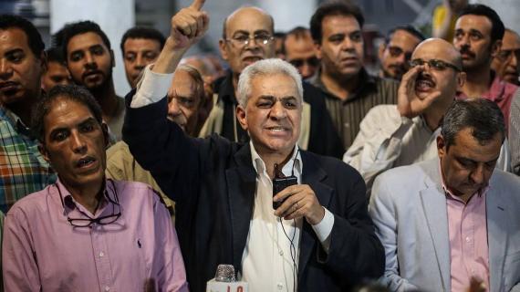 تظاهرة في #القاهرة بقيادة المرشح السابق حمدين صباحي اعتراضاً على اتفاقية ترسيم الحدود بين مصر والسعودية والتي تقضي بسعودية جزيرتي تيران وصنافير