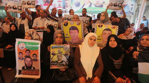 الاعتصام الأسبوعي لأهالي الأسرى الفلسطينيين أمام مقر الصليب الأحمر بمدينة غزة