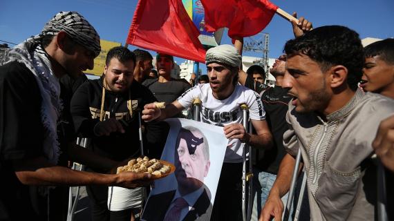 مصابو مسيرة العودة بغزة يوزعون الحلوى ابتهاجاً بفوز أردوغان في الانتخابات الرئاسية
