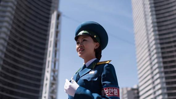 كوريا الشمالية توظف الفتيات للعمل في شرطة المرور