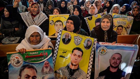 الاعتصام الأسبوعي لأهالي الأسرى أمام مقر الصليب الأحمر بمدينة غزة