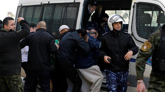 فلسطينيون يرشقون وفداً أمريكياً بالبيض والأحذية في رام الله