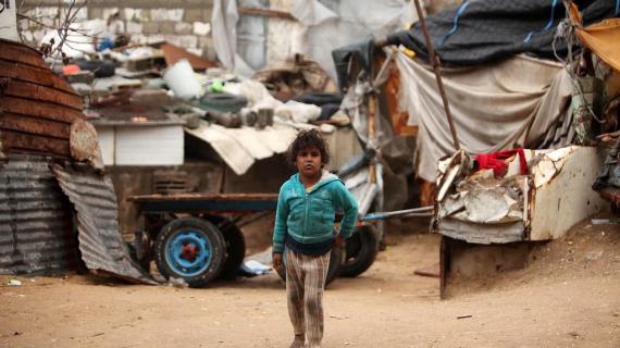 المنخفض الجوي يفاقم من معاناة سكان مخيم جباليا شمال قطاع غزة