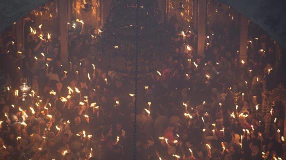 المواطنون المسيحيون وزوار أجانب يحيون بـ "سبت النور" في كنيسة القيامة في القدس المحتلة