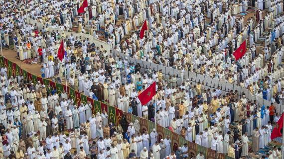 حشود غفيرة تؤدي صلاة عيد الفطر السعيد في مدينة سلا بالمغرب
