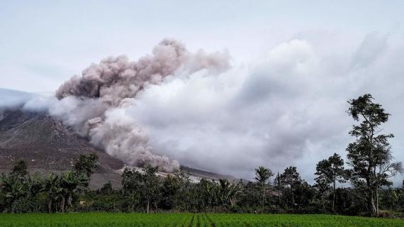 ثورة بركان جبل "سينابونج" في غربي اندونيسيا
