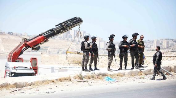 الاحتلال ينصب كرفانات قرب بلدة أبو ديس لتهجير أهالي الخان الأحمر