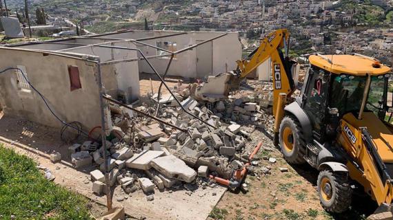 قوات الاحتلال تهدم منزلين لفلسطينيين في القدس