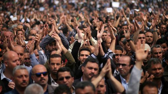 احتجاجات لموظفي السلطة في غزة على تقليص رواتبهم