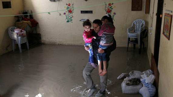 منـازل للفلسطينيين في قطاع غزة تغرق بفعل المنخفض الجوي