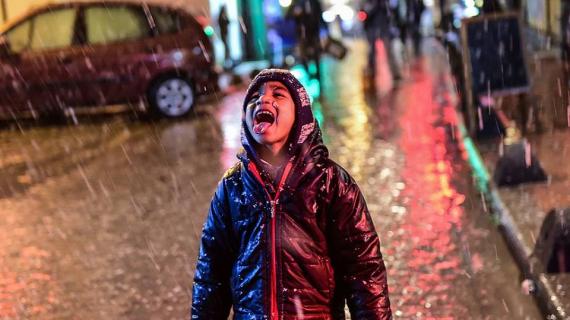 أتراك يلتقطون صورا خلال تساقط الثلوج في اسطنبول ليلة أمس