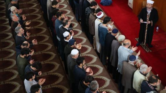 المصلون بمساجد مدينة بورصة التركية يؤدون "صلاة الغائب" على أرواح ضحايا مجزرة خان شيخون السورية