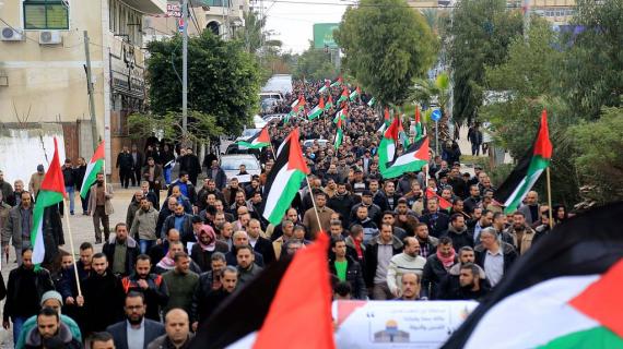 مئات الموظفين الفلسطينيين في قطاع غزة ينظمون وقفة احتجاجية للمطالبة بحقوقهم المشروعة