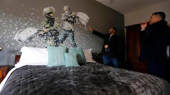 فندق WALLED OFF بجانب الجدار الفاصل في بيت لحم، لوحات من حكاية شعبٍ ضد الاحتلال.