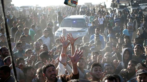 النازحون من الموصل شتتهم شبح الموت وجمعتهم المعاناة في المخيمات