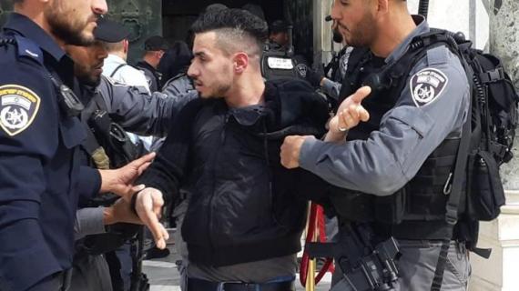 الاحتلال يستبيح الأقصى ويقتحم باحاته ويعتدي على المصلين ويغلق بواباته