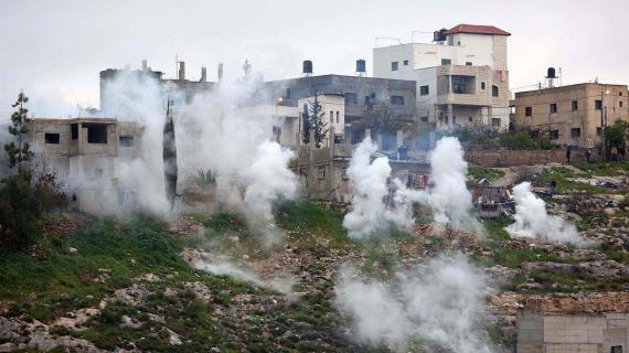 قوات الاحتلال تطلق قنابل الغاز تجاه منازل المواطنين في كفر نعمة