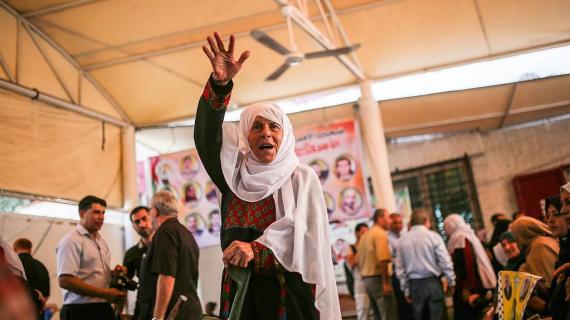 الاعتصام الأسبوعي لأهالي الأسرى الفلسطينيين أمام مقر الصليب الأحمر في غزة