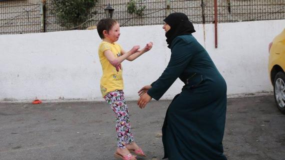 إسطنبول تجمع الطفلة "هبة" السورية بأمها بعد رحلة علاج من الحروق