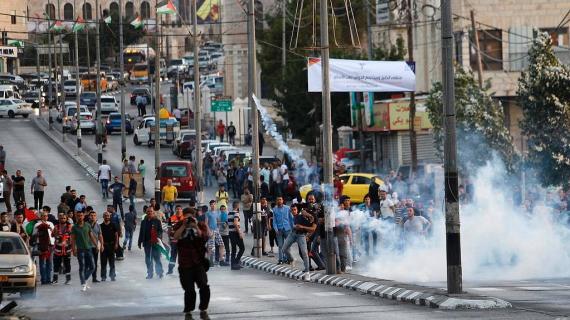 مواجهات بين الشبان وقوات الاحتلال على حاجز قلنديا العسكري شمال القدس