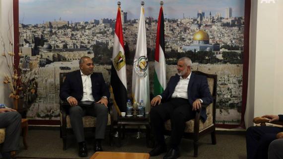 رئيس المكتب السياسي لحركة حماس اسماعيل هنية يستقبل الوفد الأمني المصري