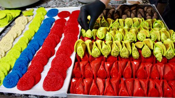 إعداد حلوى رمضان "القطايف" بألوان مختلفة بمدينة الخليل