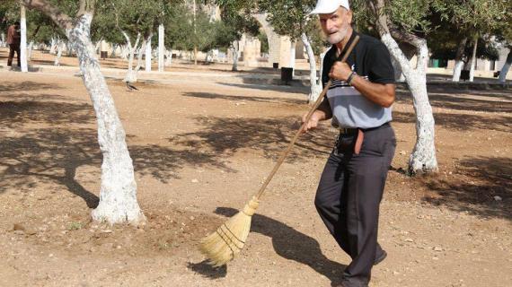 تنظيف باحات المسجد الأقصى المبارك ظهر اليوم.