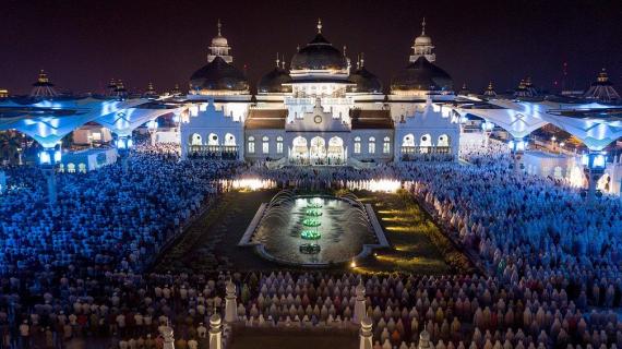 صلاة التراويح في مساجد اندونيسيا في أول ليالي شهر رمضان المبارك