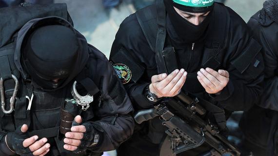 مقاتلو كتائب القسام خلال مشاركتهم في تشييع الشهيد مازن فقهاء في غزة