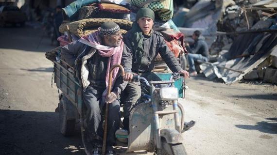 عائلات سورية تعود لمدينة الباب بريف حلب عقب سيطرة الجيش الحر عليها