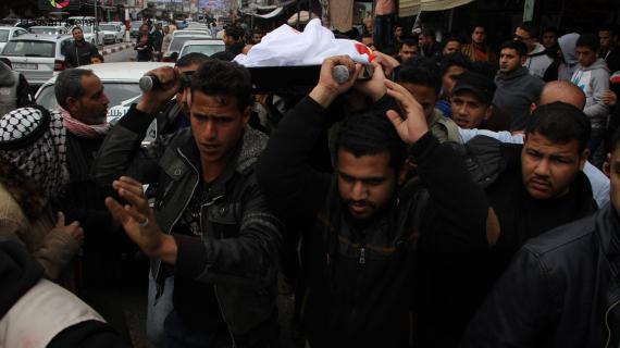 تشييع جثمان الشهيد يوسف أبو عاذرة 18 عاماً إلى مثواه في مقبرة رفح جنوب قطاع غزة