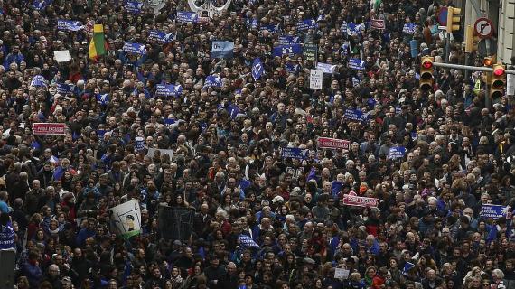 برشلونة تشهد أكبر تظاهرة بأوروبا دعما للاجئين