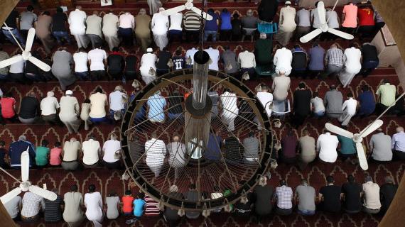 أول صلاة تراويح هذا العام في مساجد قطاع غزة