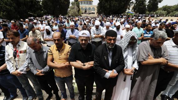 أكثر من 100 ألف يؤدون صلاة الجمعة الثالثة من رمضان في المسجد الأقصى