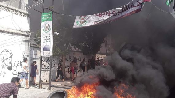 اللاجئون الفلسطينيون يواصلون الاحتجاجات رفضًا لقرار وزارة العمل العنصرية