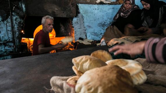 الفلسطينيون في غزة يلجأون لخبز الحطب في ظل انقطاع التيار الكهربائي لساعات طويلة