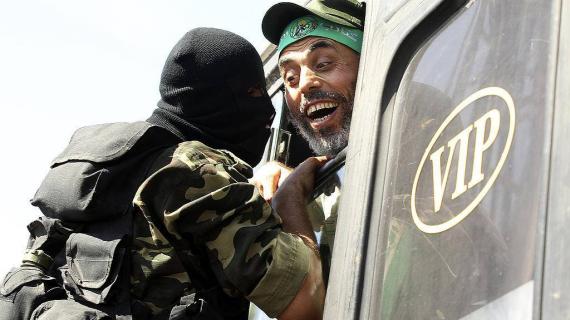 في مثل هذا اليوم قبل 6 سنوات، أفرج الاحتلال عن 1050 من الأسرى الفلسطينيين مقابل الجندي الأسير جلعاد شاليط، تطبيقاً لصفقة وفاء الأحرار