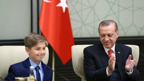 أردوغان يتنازل عن منصبه رمزيا لصالح طفل استقبله في القصر الرئاسي بمناسبة عيد الطفولة والسيادة الوطنية في تركيا