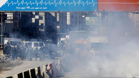 الاحتلال يقمع مسيرة للصحفيين الدوليين والفلسطينين أمام حاجز قلنديا