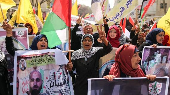 وقفة تضامنية مع الأسرى داخل سجون الاحتلال في مدينة غزة