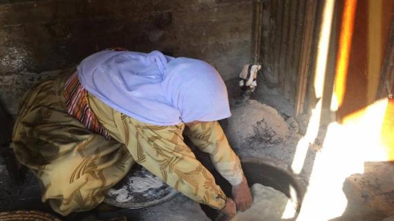 مسنة فلسطينية تعد "المسخن" الفلسطيني في قرية ميثلون قضاء جنين